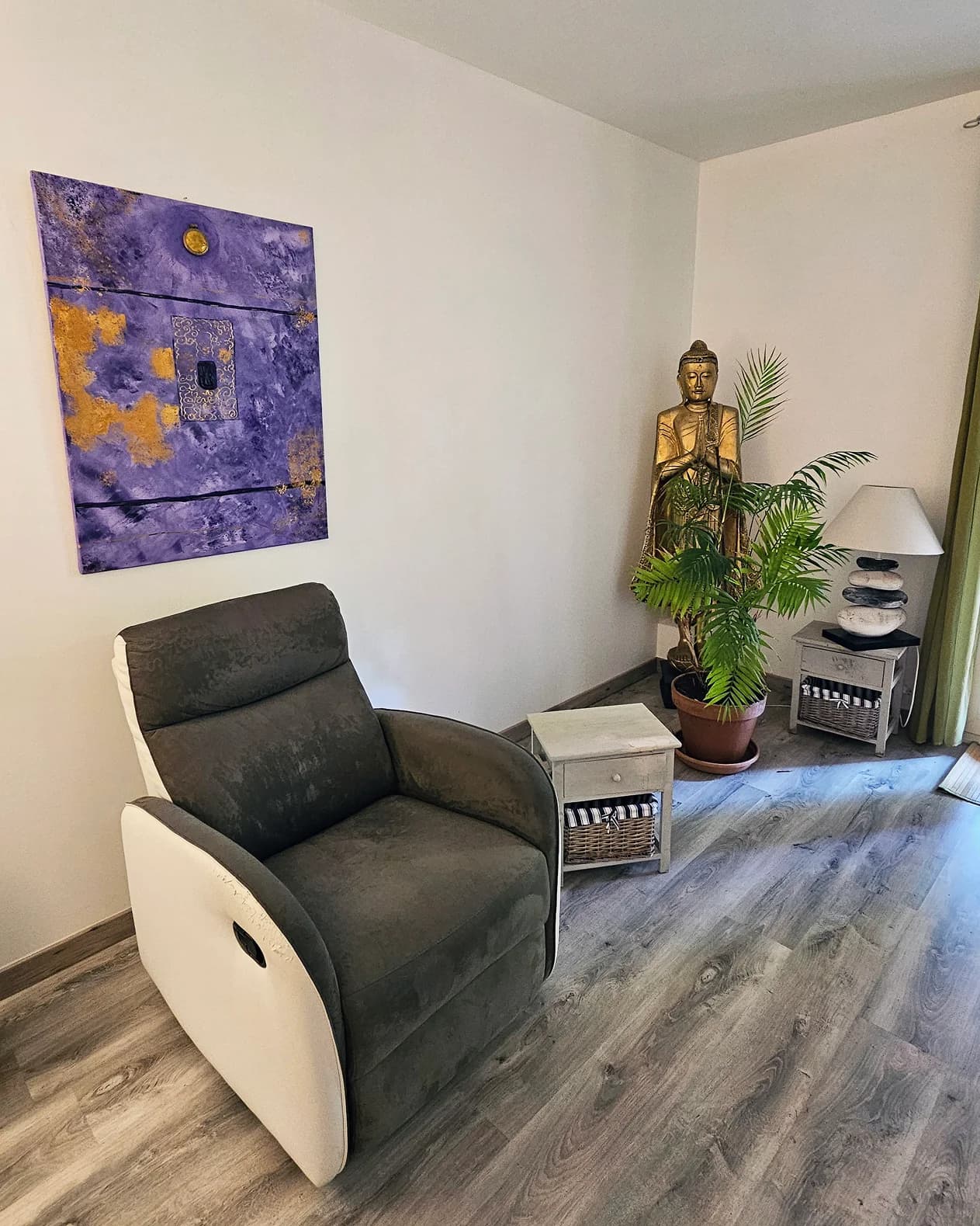 Fauteuil de consultation du cabinet d'Amboise, à côté d'une statue de Bouddha