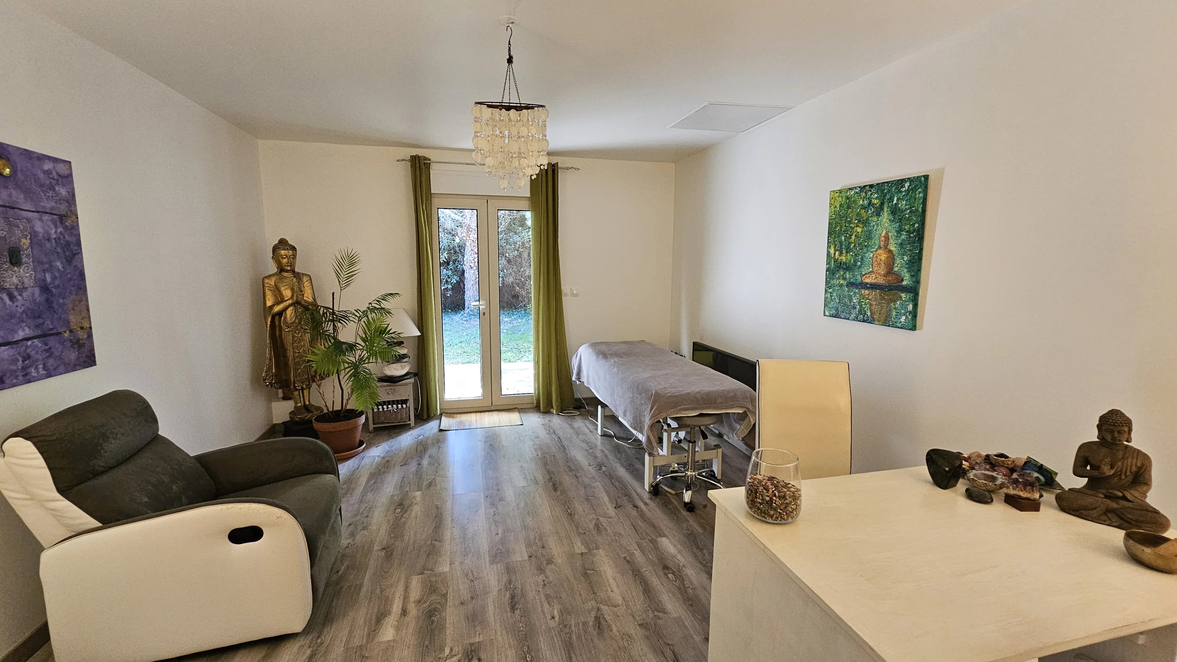 Cabinet d'hypnose de Soazig Cariou à Amboise – salle de consultation ouverte sur le jardin
