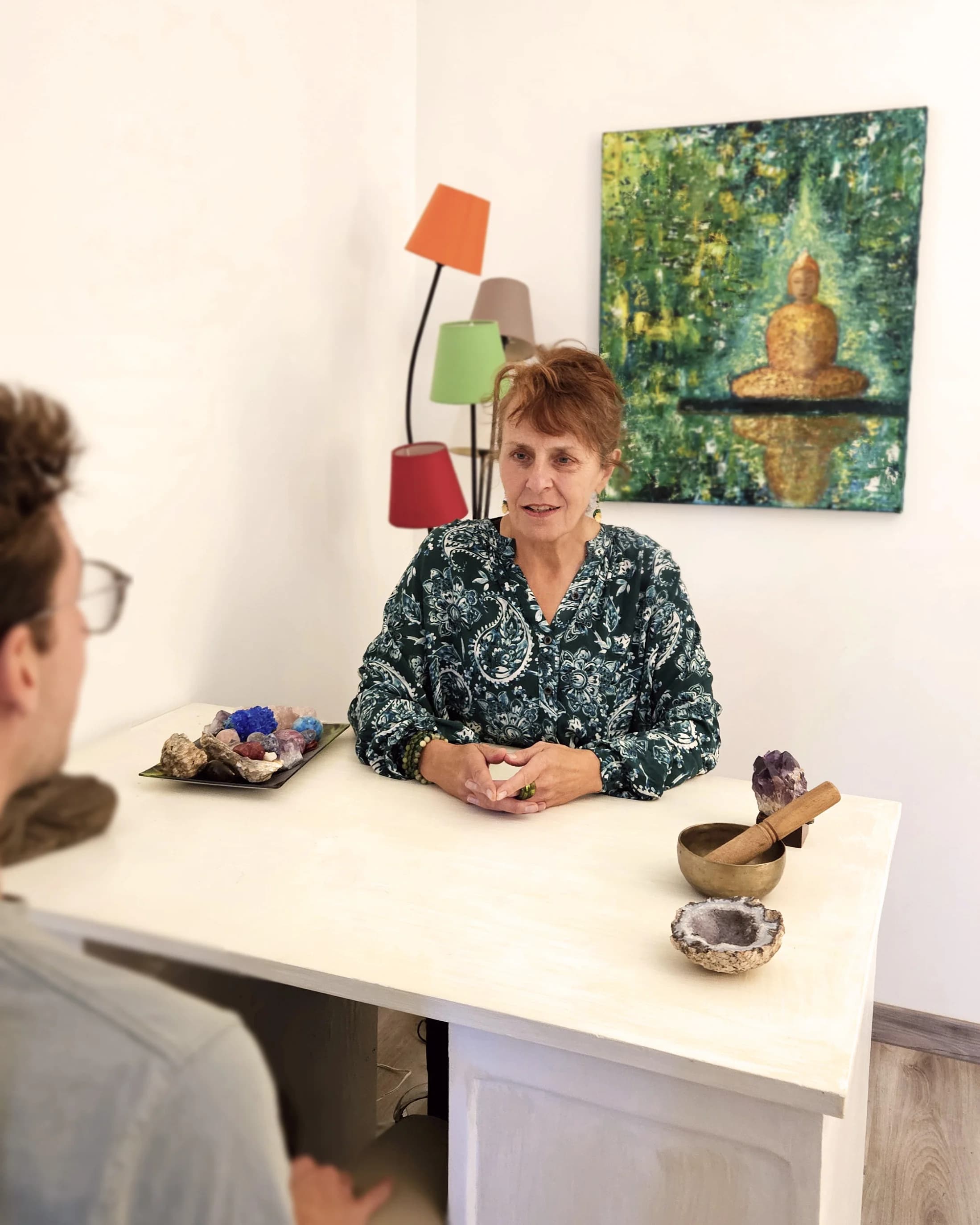 Soazig Cariou en entretien avec un patient à son bureau, avant la séance d'hypnose